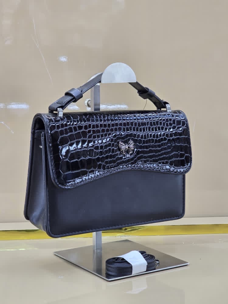 Women’s leathers hand bag 